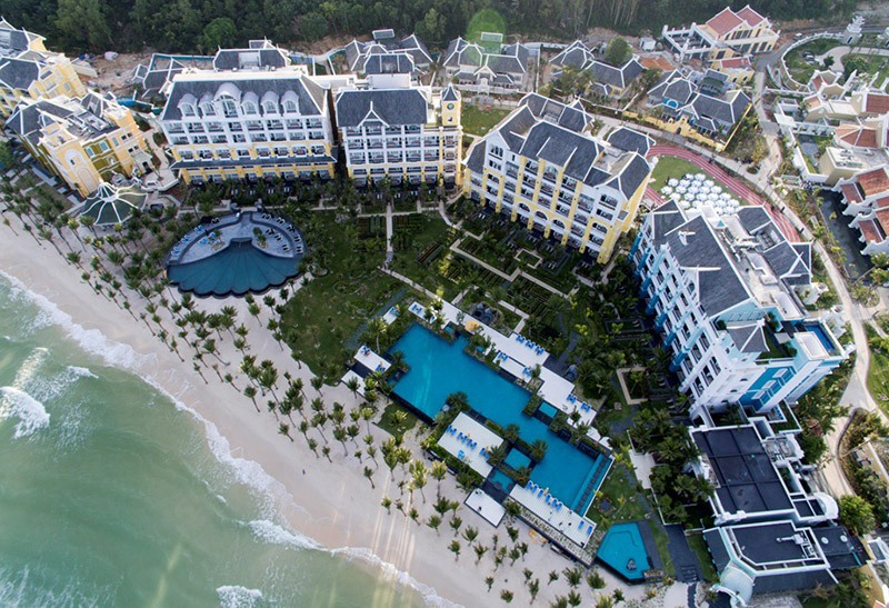JW Marriott Phu Quoc Emerald Bay có một bãi biển tuyệt đẹp với cát trắng như kem và nước trong màu ngọc bích. JW Marriott Phu Quoc Emerald Bay có một bãi biển tuyệt đẹp với cát trắng như kem và nước trong màu ngọc bích.
