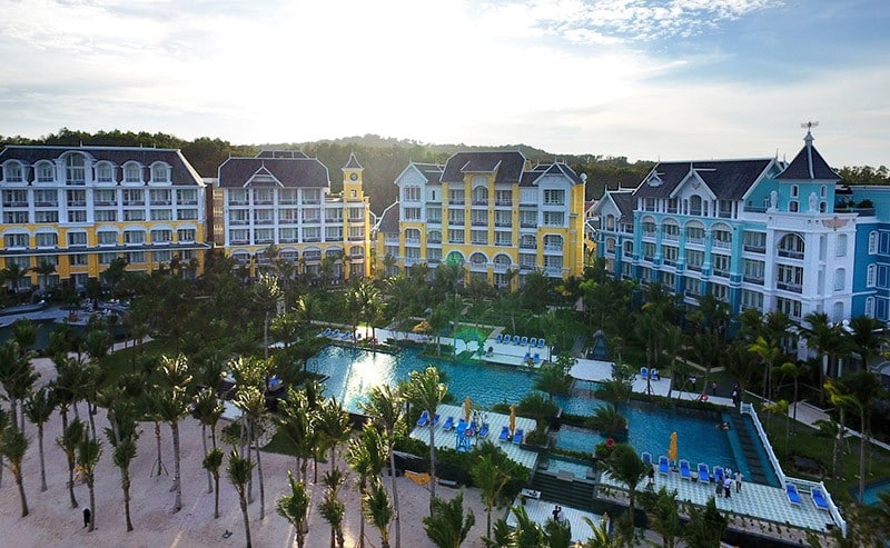 Dự án JW Marriott Phu Quoc Emerald Bay mang đậm phong cách kiến trúc Pháp. Dự án JW Marriott Phu Quoc Emerald Bay mang đậm phong cách kiến trúc Pháp.