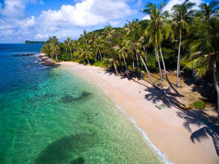 Tới bãi tắm cát trắng tinh khôi mịn màng như dải lụa dưới rặng dừa nghiêng bóng mát, nơi bạn thỏa sức ngụp lặn giữa làn nước trong như pha lê, hít thở mùi nồng thơm của cỏ cây trong cánh rừng già kề bên.