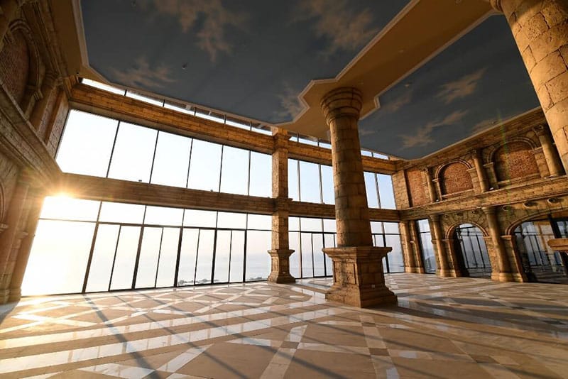 Ngay từ ga đến ấn tượng như một đấu trường La Mã cổ đại khiến bạn vô cùng hào hứng…