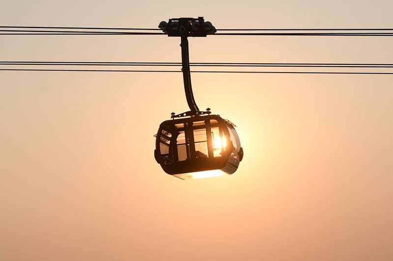 Nếu lên cáp treo vào buổi chiều tà, bạn sẽ bước vào một hành trình “săn mặt trời” đầy thú vị trên cao, để thấy những ánh chiều nhuộm vàng không gian, dẫn lối vào miền ảo diệu.