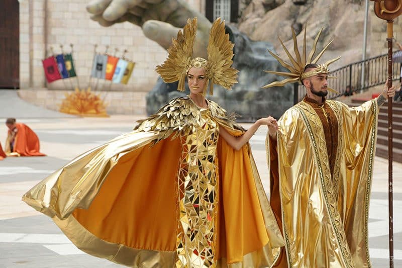 “Vũ hội Ánh Dương” là câu chuyện siêu thực về một “Miền đất Ánh sáng” “Vũ hội Ánh Dương” là câu chuyện siêu thực về một “Miền đất Ánh sáng”