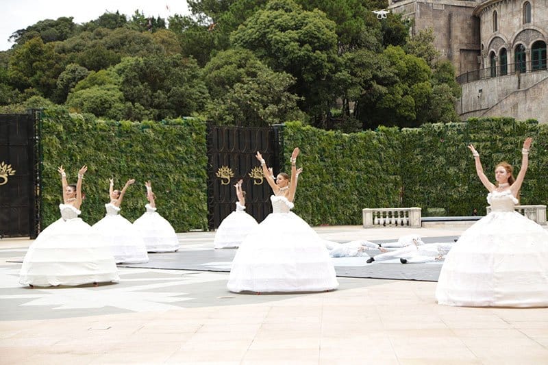 Khâu sản xuất hàng trăm mẫu phục trang cho show diễn cũng đã khiến ekip của NTK Tom Trandt mất tới 2 tháng làm việc Khâu sản xuất hàng trăm mẫu phục trang cho show diễn cũng đã khiến ekip của NTK Tom Trandt mất tới 2 tháng làm việc