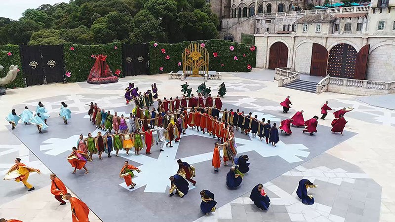 “Vũ hội Ánh Dương”, và đầu tư hơn 200 tỷ đồng nữa cho hạ tầng cơ sở phục vụ show diễn. “Vũ hội Ánh Dương”, và đầu tư hơn 200 tỷ đồng nữa cho hạ tầng cơ sở phục vụ show diễn.