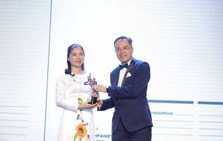 Bà Trần Thị Mỹ Hạnh - Phó TGĐ Tập đoàn Sun Group, đại diện nhận giải thưởng Top 50 doanh nghiệp có môi trường làm việc tốt nhất châu Á 2019 từ ông William Ng, Tổng biên tập tạp chí HR Asia