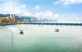 Bến thủy nội địa nằm tại trung tâm Bãi Cháy giúp du khách dễ dàng di chuyển thăm quan vịnh Hạ Long
