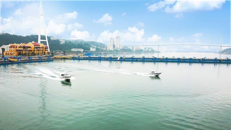 Bến thủy nội địa nằm tại trung tâm Bãi Cháy giúp du khách dễ dàng di chuyển thăm quan vịnh Hạ Long