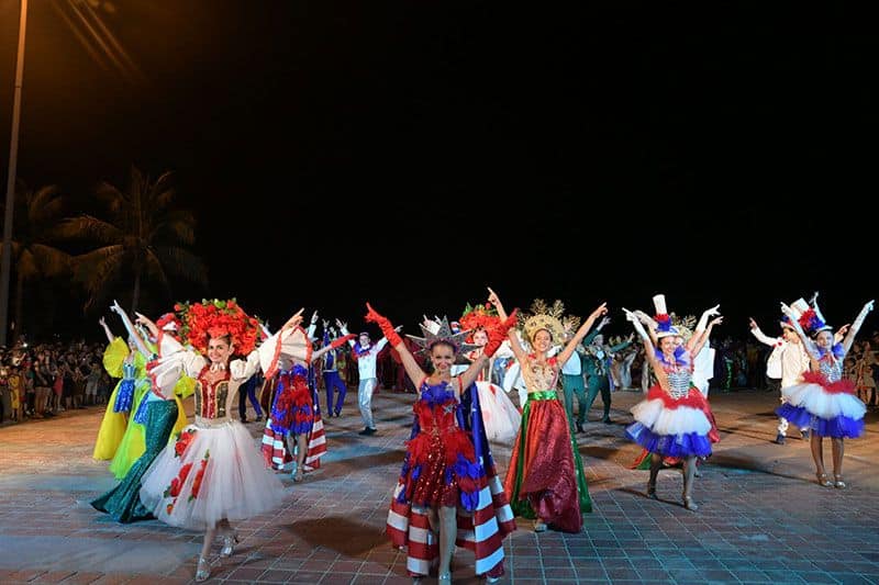 Rất nhiều show biểu diễn nghệ thuật đặc sắc.