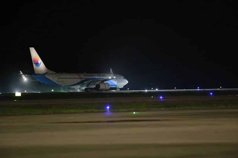 Hãng hàng không khai thác chặng Vân Đồn - Thẩm Quyến là Donghai Airlines, dưới dạng các chuyến bay charter (thuê riêng cho khách của công ty lữ hành).