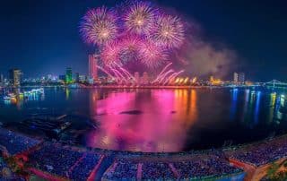 Người dân thành phố Đà Nẵng háo hức xem lễ hội pháo hoa DIFF 2019.