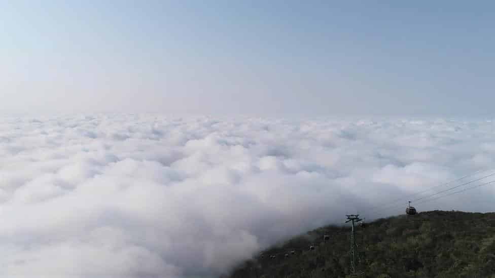 Khung cảnh Núi Bà kỳ thú giữa mây ngàn, núi biếc.