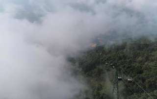 Giữa mây trắng bồng bềnh của miền Núi Bà linh thiêng, tuyến cáp treo mới vẫn được các kỹ sư của khu du lịch bảo trì và vận hành mỗi ngày, để đảm bảo chất lượng và an toàn, sẵn sàng khi được phép quay trở lại hoạt động