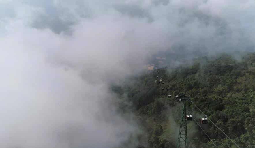 Giữa mây trắng bồng bềnh của miền Núi Bà linh thiêng, tuyến cáp treo mới vẫn được các kỹ sư của khu du lịch bảo trì và vận hành mỗi ngày, để đảm bảo chất lượng và an toàn, sẵn sàng khi được phép quay trở lại hoạt động