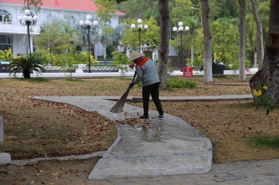 Ngay cả khi vắng bóng những cơn mưa giữa mùa khô hạn, ngay cả khi không có du khách dạo bước trong khuôn viên khu du lịch, thì cảnh quan vẫn được chăm sóc mỗi ngày.
