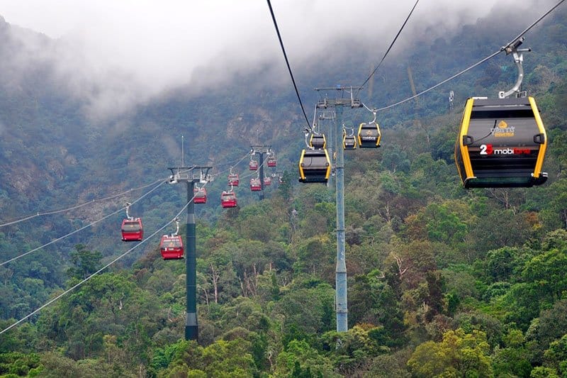Cáp treo Yên Tử đưa du khách lạc vào tiên cảnh chốn Thiên Môn. Cáp treo Yên Tử đưa du khách lạc vào tiên cảnh chốn Thiên Môn.