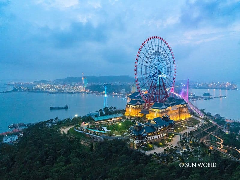 Cáp treo Nữ Hoàng đưa du khách khám phá Vòng quay Sun Wheel – 1 trong 2 vòng quay lớn nhất Việt Nam. Cáp treo Nữ Hoàng đưa du khách khám phá Vòng quay Sun Wheel – 1 trong 2 vòng quay lớn nhất Việt Nam.