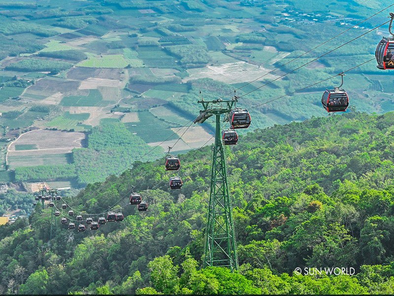 Cáp treo Bà Đen giúp những người hành hương di chuyển dễ dàng, ngắm nhìn cảnh đẹp núi Bà Đen từ trên cao – góc nhìn độc lạ chưa từng. Cáp treo Bà Đen giúp những người hành hương di chuyển dễ dàng, ngắm nhìn cảnh đẹp núi Bà Đen từ trên cao – góc nhìn độc lạ chưa từng.