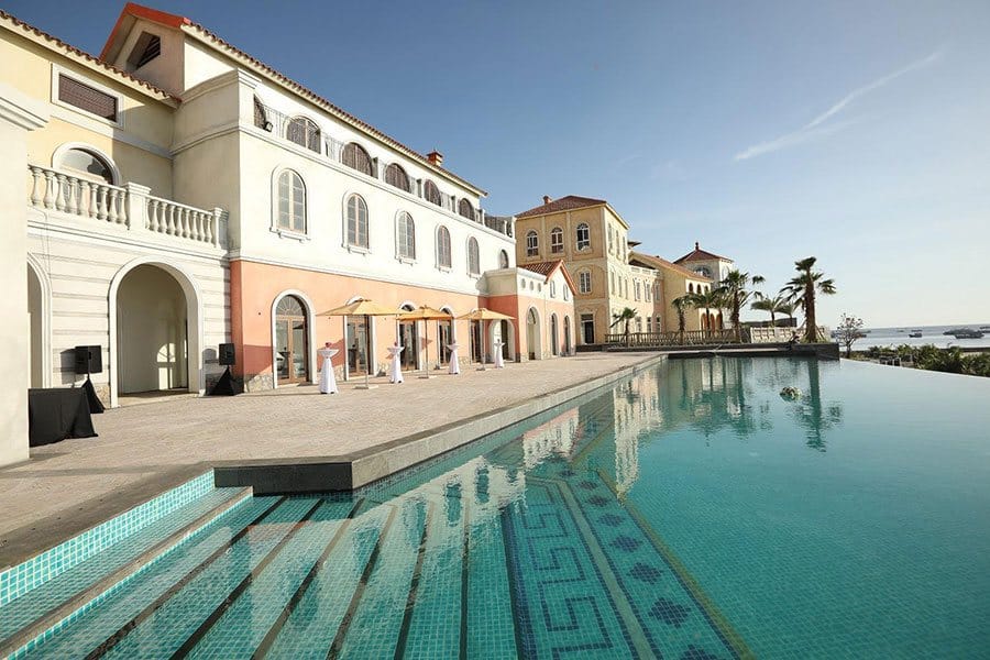 Bể bơi vô cực nơi trái tim của Central Village.