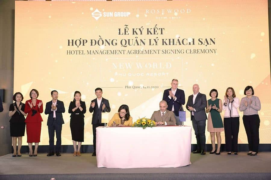 Đại diện Sun Group và Tập đoàn Rosewood Hotel Group ký kết hợp tác. Đại diện Sun Group và Tập đoàn Rosewood Hotel Group ký kết hợp tác.