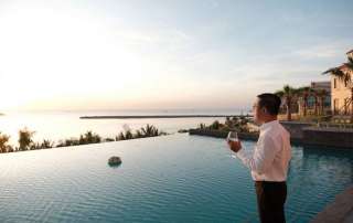 Tiệc trà chiều diễn ra bên bể bơi Central Village khi ánh hoàng hôn dần buông.