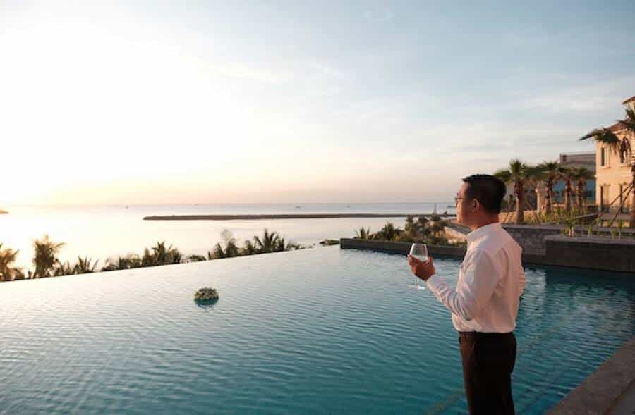 Tiệc trà chiều diễn ra bên bể bơi Central Village khi ánh hoàng hôn dần buông.