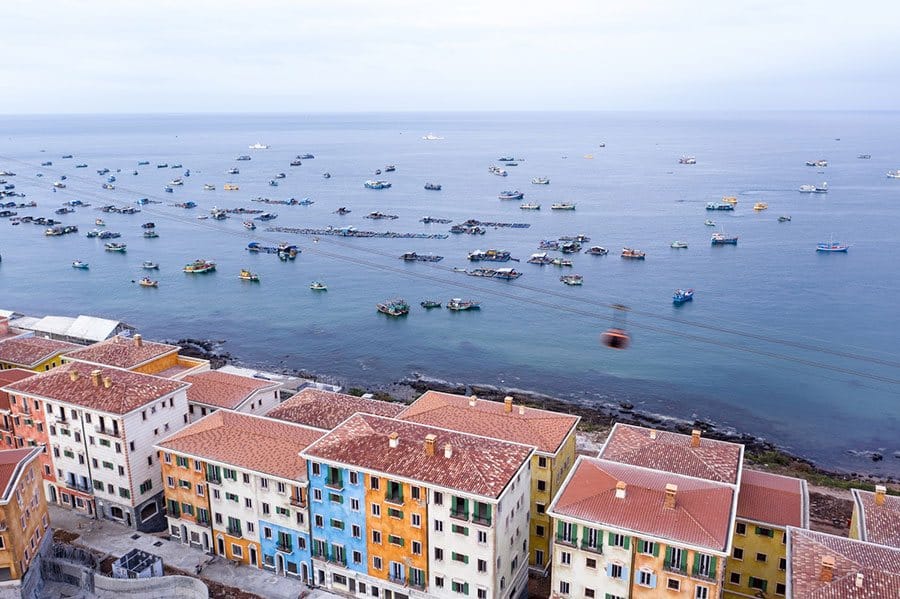 “Thị trấn Địa Trung Hải” ngay cạnh ga đi cáp treo Hòn Thơm. “Thị trấn Địa Trung Hải” ngay cạnh ga đi cáp treo Hòn Thơm.