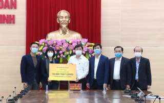 Tập đoàn Sun Group đã trao tặng 10.000 bộ test thử xét nghiệm virus SARS-COV-2 trị giá 6,5 tỷ đồng cho tỉnh Quảng Ninh.