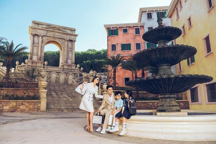 Cánh cổng tái hiện công trình nổi tiếng Khải Hoàn Môn.