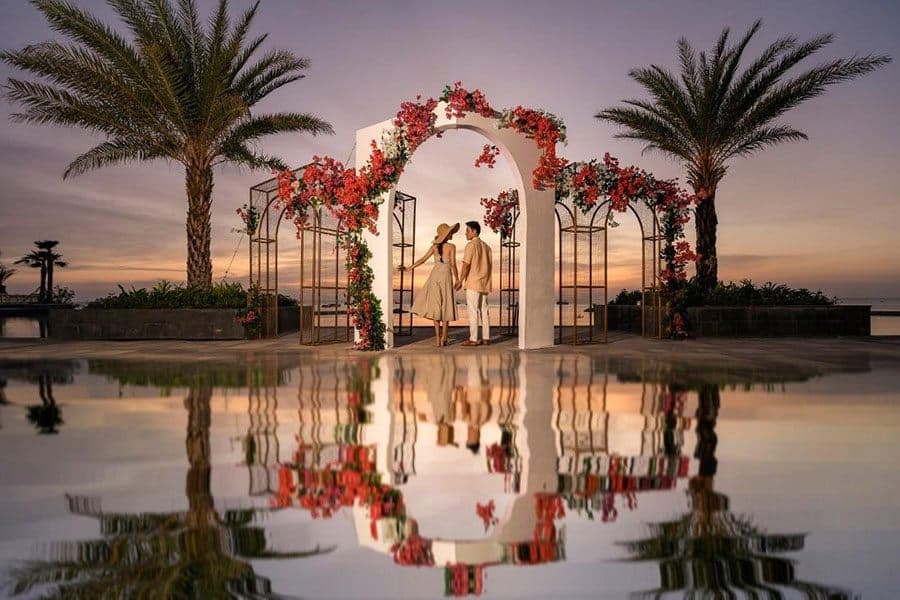 Hồ bơi vô cực ngay bãi biển nằm dưới chân tòa tháp đồng hồ.