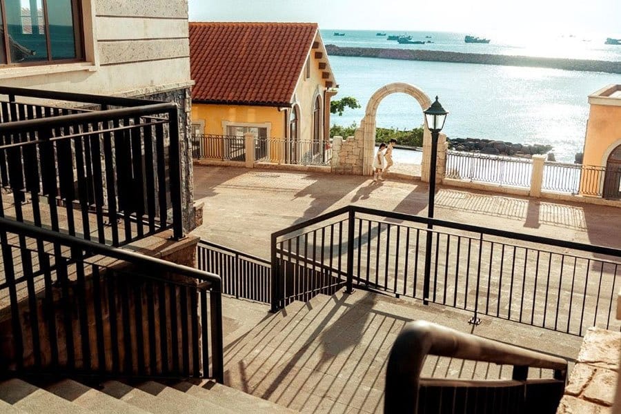 Những công trình mang đầy nét cổ kính bên bờ biển Địa Trung Hải.