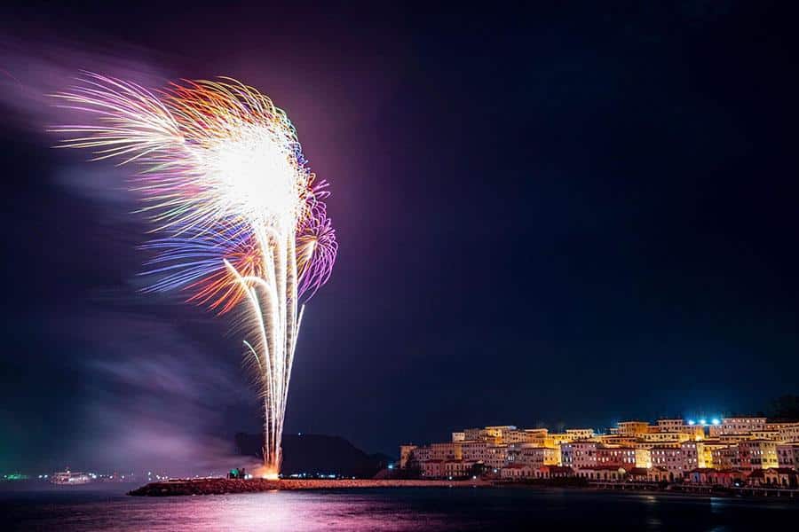 Thị trấn Primavera về đêm với những màn pháo hoa rực rỡ sắc trời.