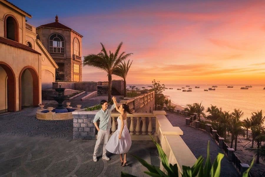 Cảnh quan mang phong cách địa trung hải sát bên bãi biển.