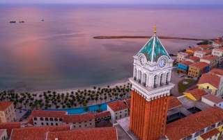 Tòa tháp đồng hồ độc đáo giữa trung tâm thị trấn Địa Trung Hải.