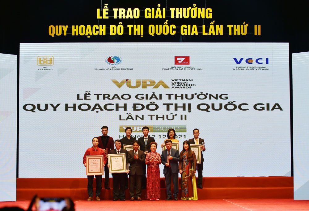 Đại diện Tập đoàn Sun Group nhận 2 giải Vàng VUPA 2021.