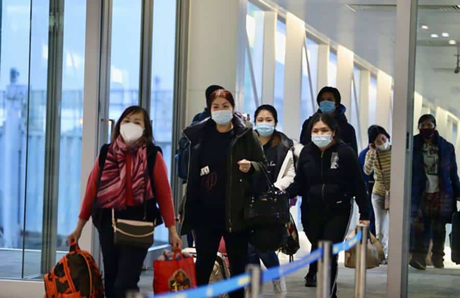 Kiều bào về đến sân bay quốc tế Nội Bài