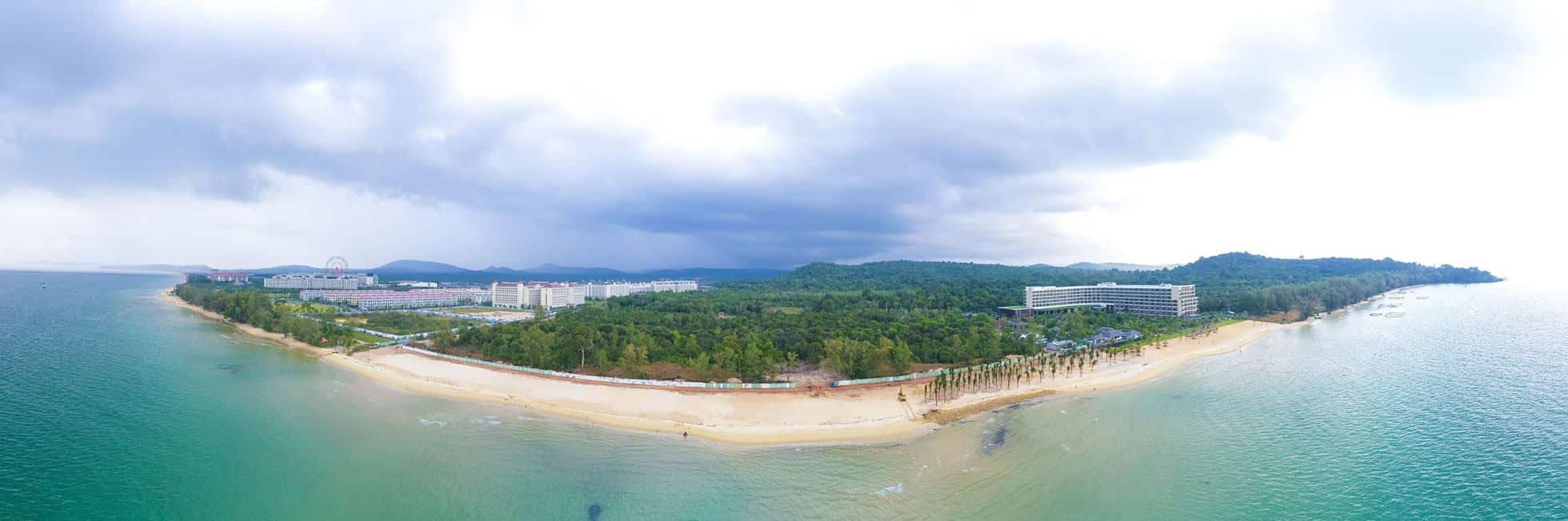 Sun Secret Valley tọa lạc trong rừng và nằm ngay bên bãi biển Bãi Dài Sun Secret Valley tọa lạc trong rừng và nằm ngay bên bãi biển Bãi Dài.