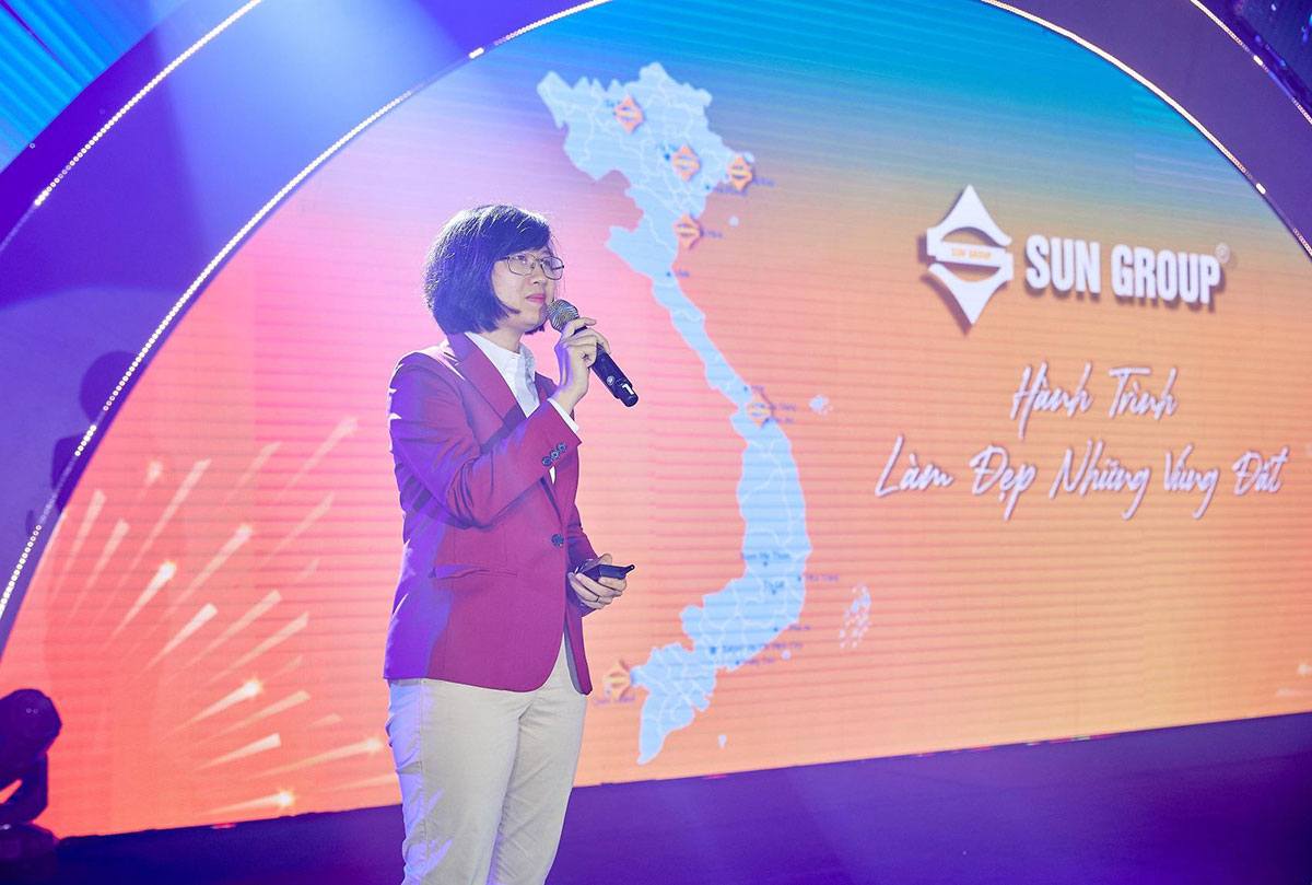 Giám đốc Kinh doanh Sun Property Mai Thị Hồng Quyên thuyết trình về dự án.