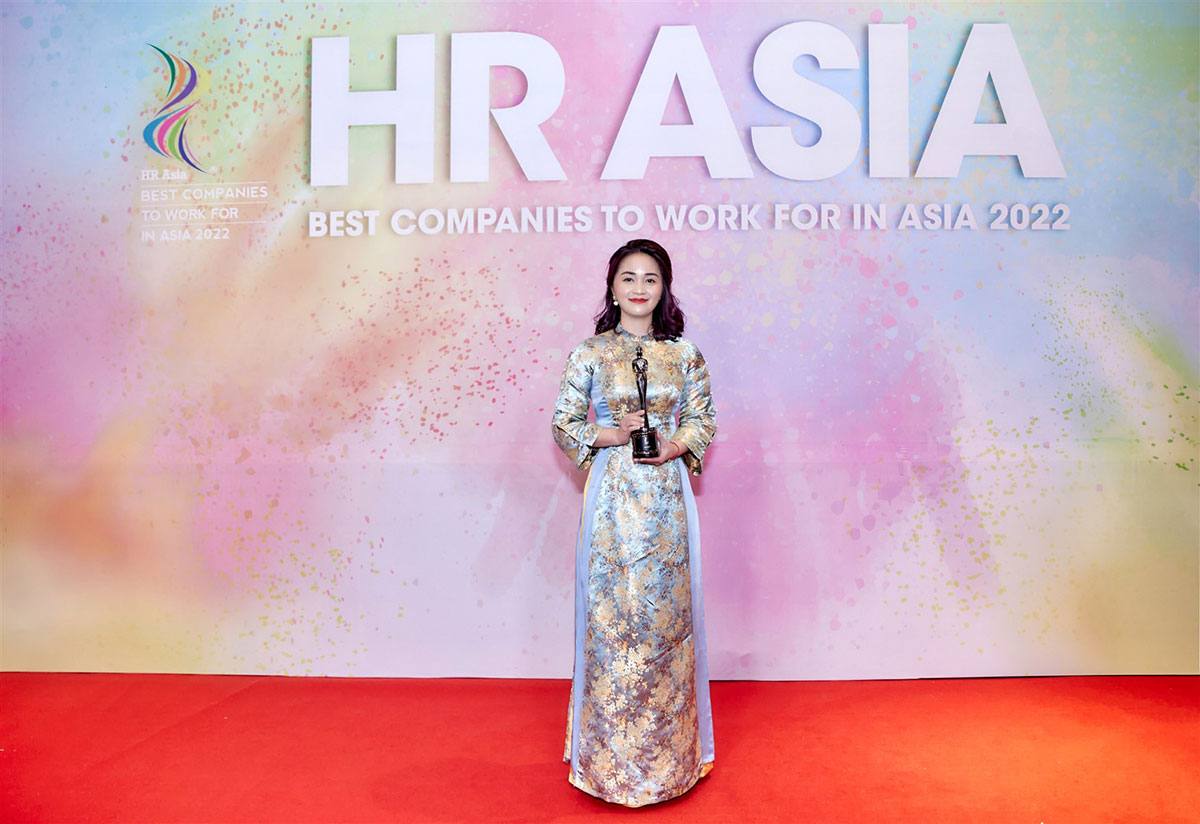 Bà Vũ Thị Xuân Thu - Trưởng ban Nhân sự Tập đoàn Sun Group nhận giải thưởng Nơi làm việc tốt nhất Châu Á.