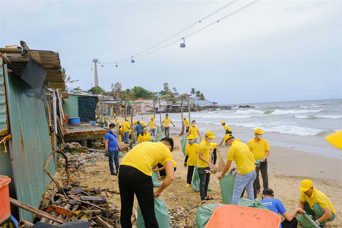 CBNV Sun Group chung tay làm sạch môi trường tại địa phương, lan tỏa tinh thần sống xanh.