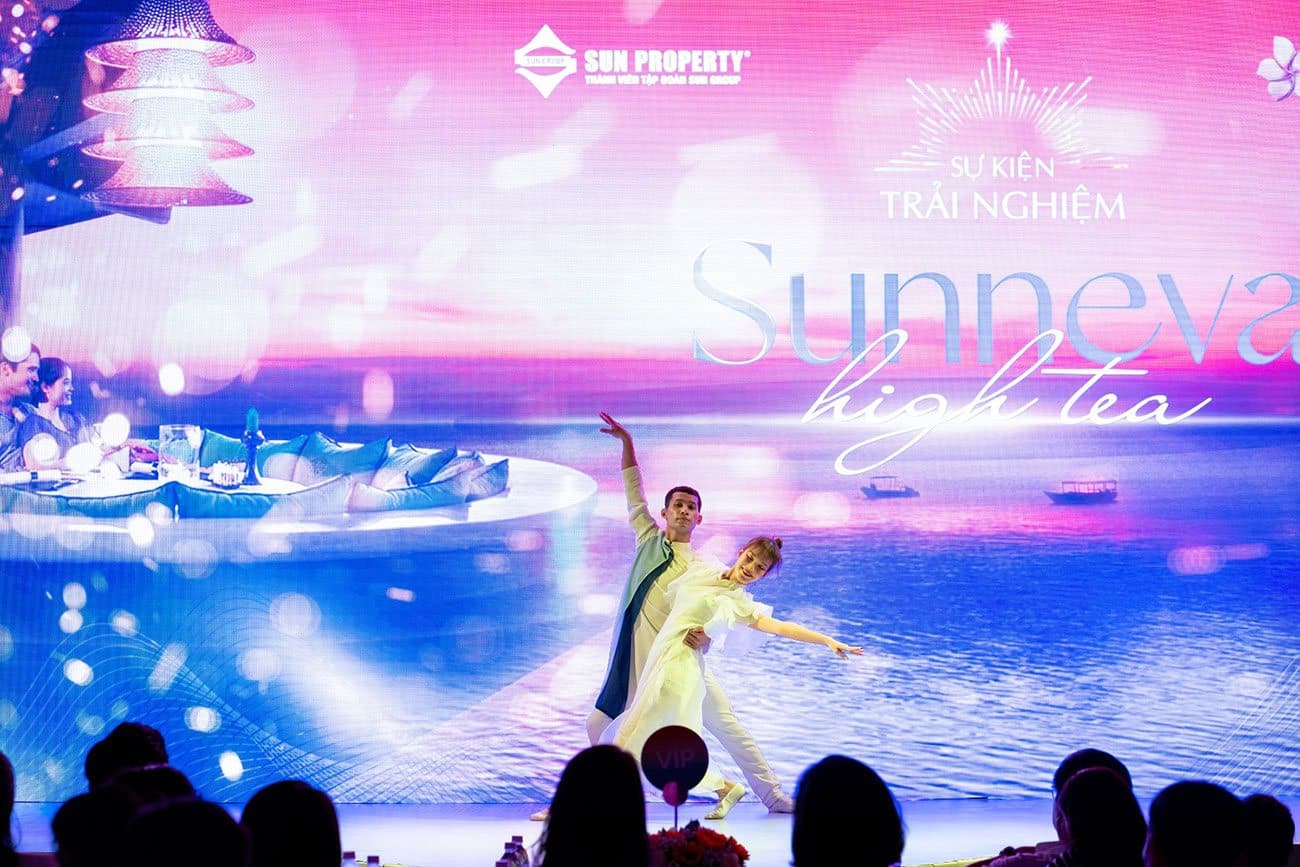 Màn trình diễn nghệ thuật thu hút nhiều khách hàng tại sự kiện tham quan.