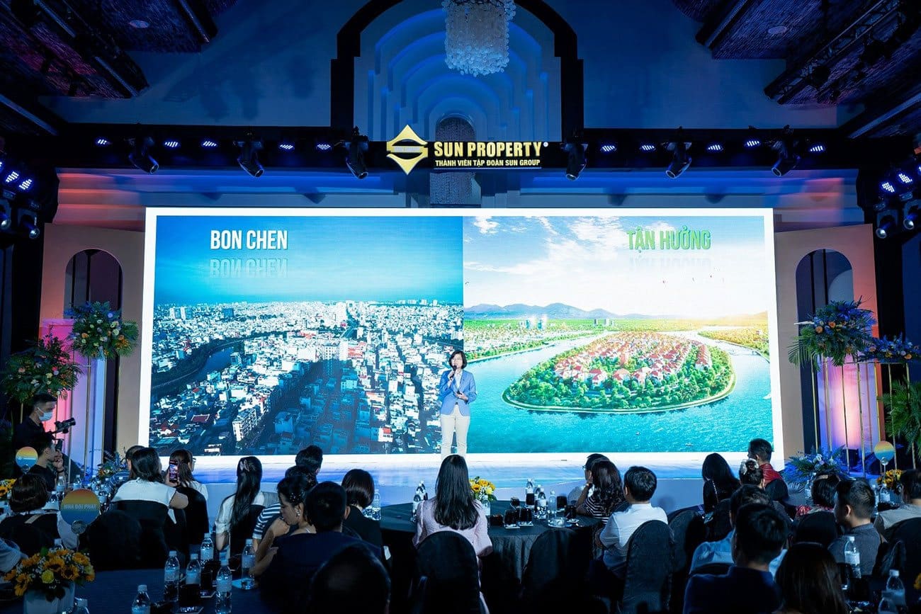 Nhà đầu tư chăm chú theo dõi phần giới thiệu dự án Sunneva Island tại sự kiện.