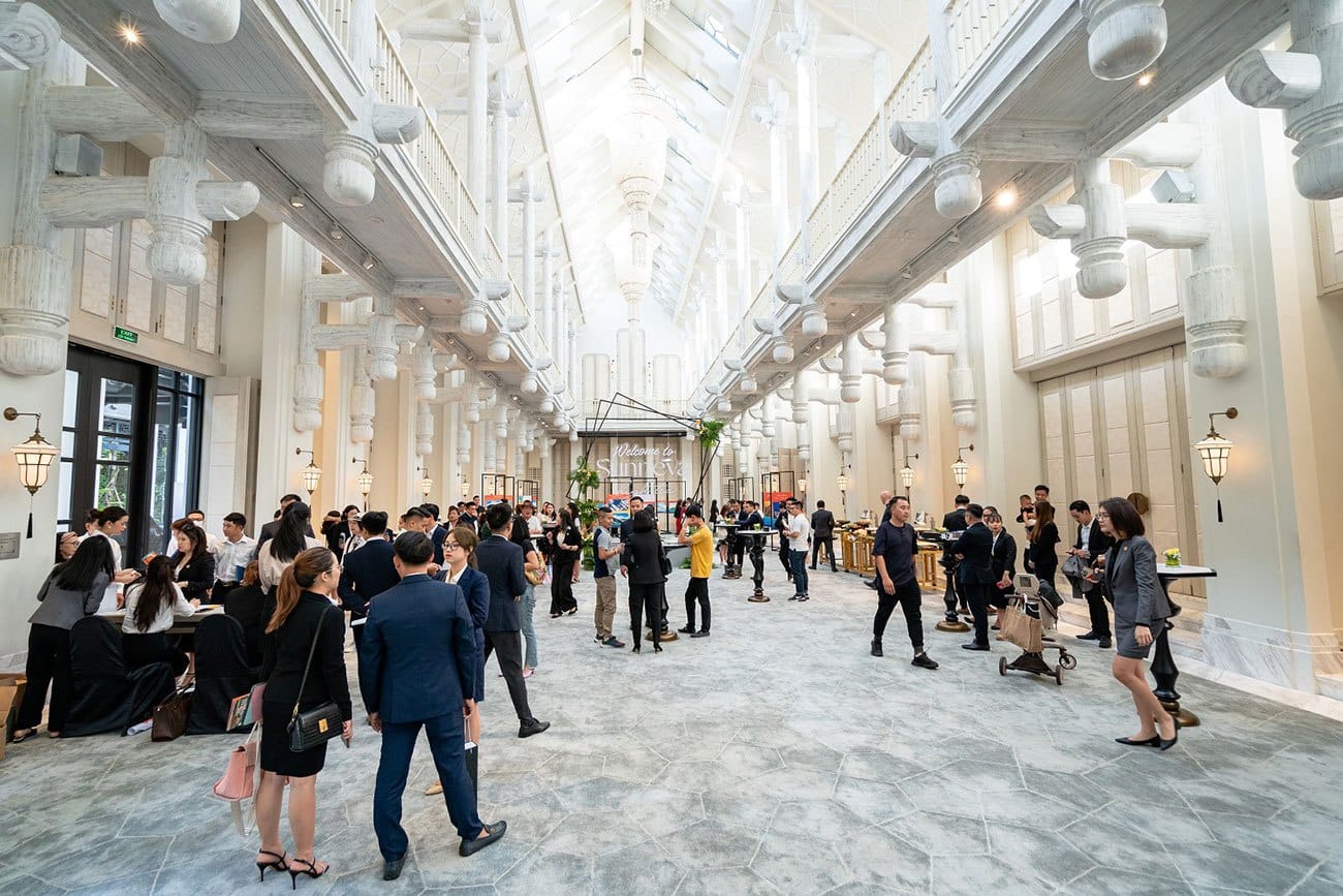 Triển lãm ảnh phác họa những đặc quyền của cư dân đảo Ánh Dương - Sunneva Island.