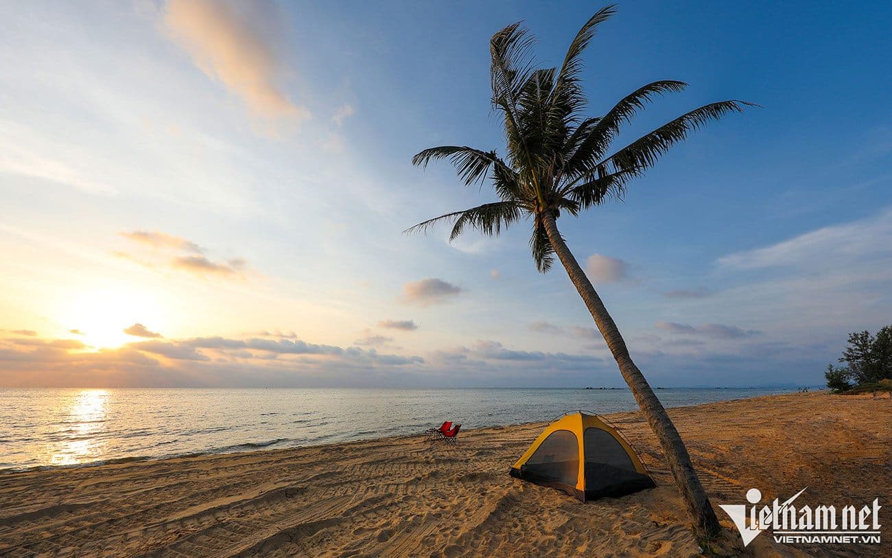 Để ngắm hoàng hôn trên biển, hiếm có nơi nào có thể chọn lựa thoải mái như ở đảo Phú Quốc. Để ngắm hoàng hôn trên biển, hiếm có nơi nào có thể chọn lựa thoải mái như ở đảo Phú Quốc.