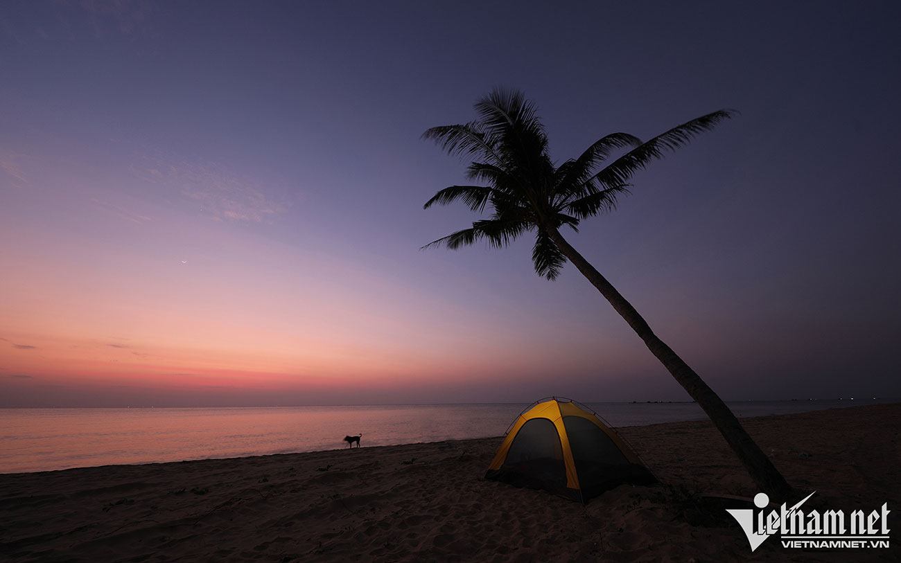 Để ngắm hoàng hôn trên biển, hiếm có nơi nào có thể chọn lựa thoải mái như ở đảo Phú Quốc. Để ngắm hoàng hôn trên biển, hiếm có nơi nào có thể chọn lựa thoải mái như ở đảo Phú Quốc.
