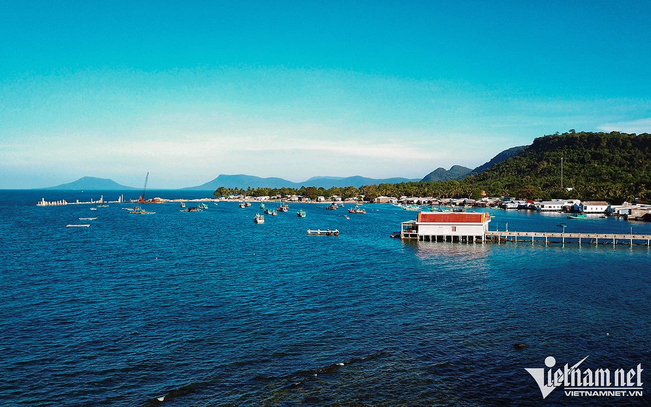 Gành Dầu là một mũi đất nằm nhô ra biển ở phía Tây Bắc đảo Phú Quốc