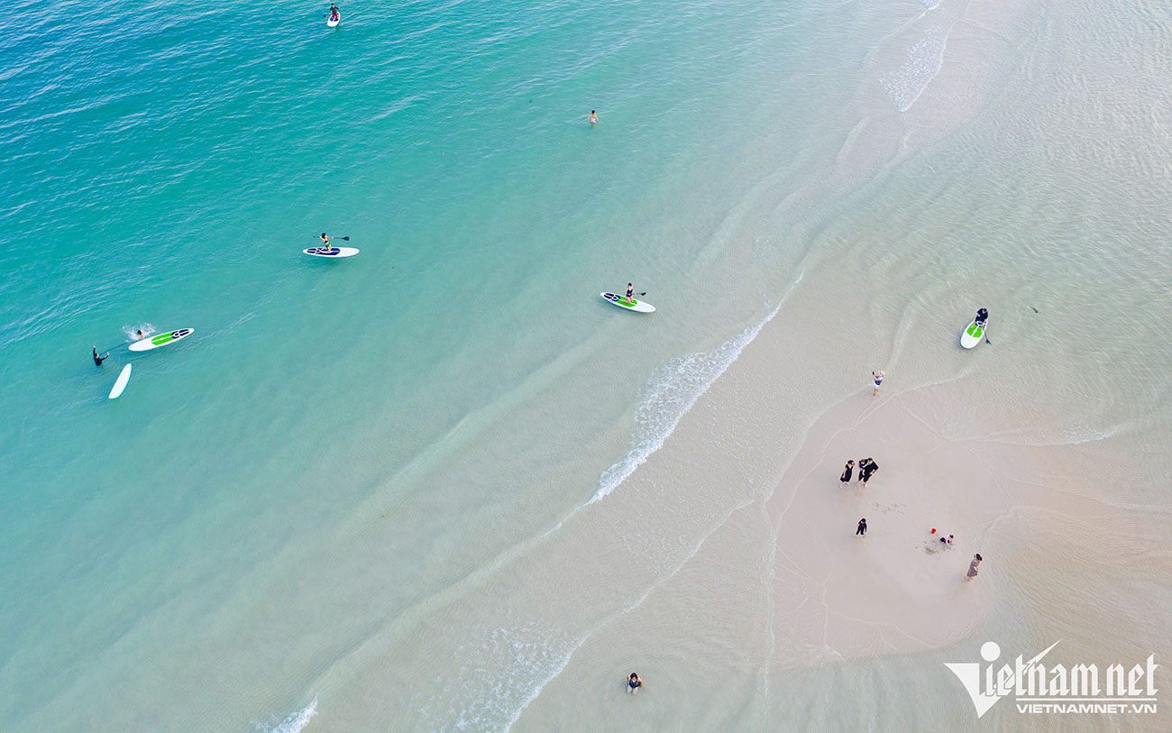 Hòn Thơm được xem như một trong những nơi lặn biển đẹp nhất tại Phú Quốc. Hòn Thơm được xem như một trong những nơi lặn biển đẹp nhất tại Phú Quốc.