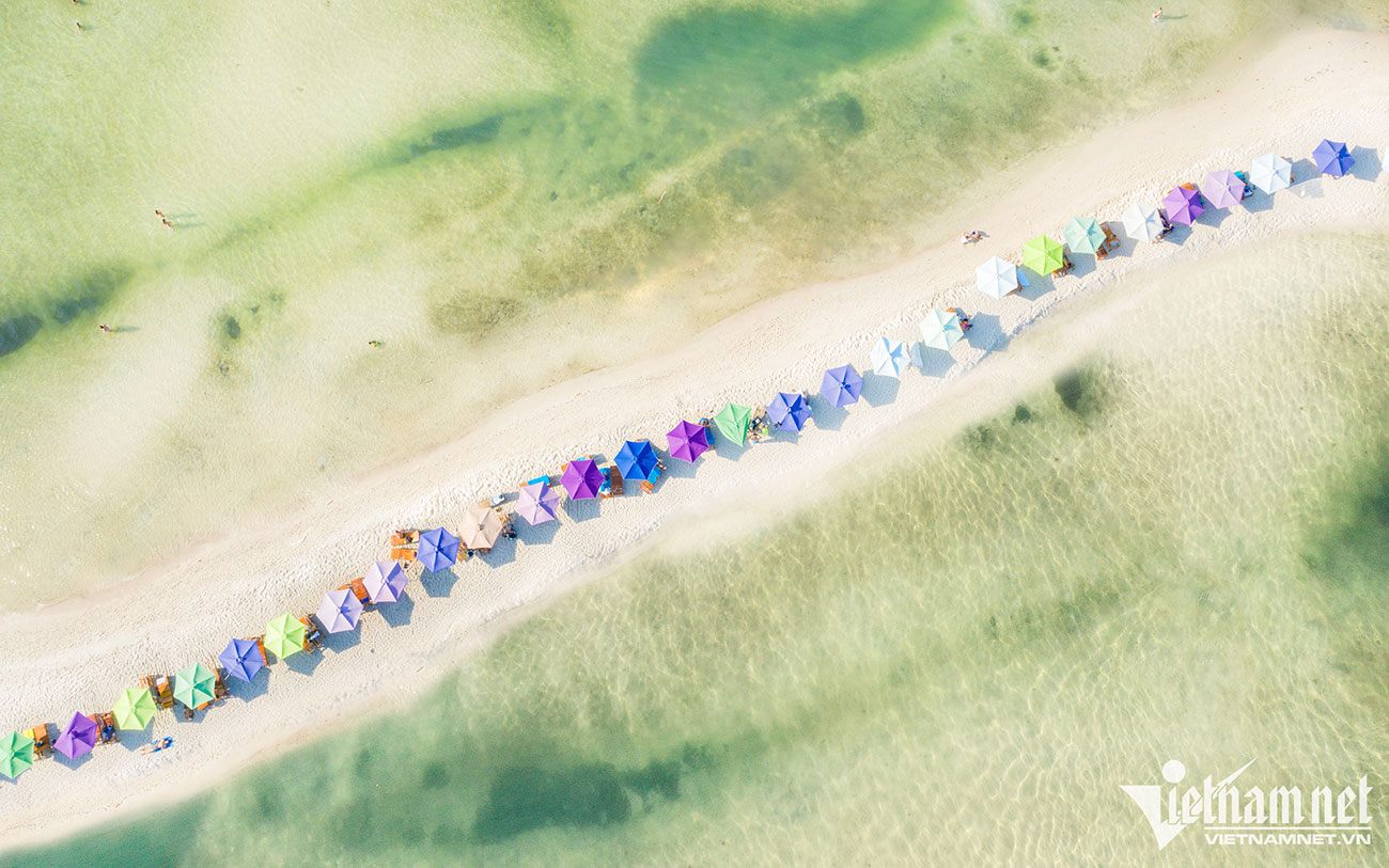 Hòn Thơm được xem như một trong những nơi lặn biển đẹp nhất tại Phú Quốc. Hòn Thơm được xem như một trong những nơi lặn biển đẹp nhất tại Phú Quốc.