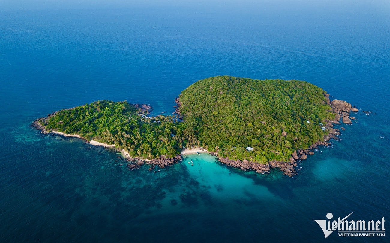 Hòn Thơm được xem như một trong những nơi lặn biển đẹp nhất tại Phú Quốc. Hòn Thơm được xem như một trong những nơi lặn biển đẹp nhất tại Phú Quốc.