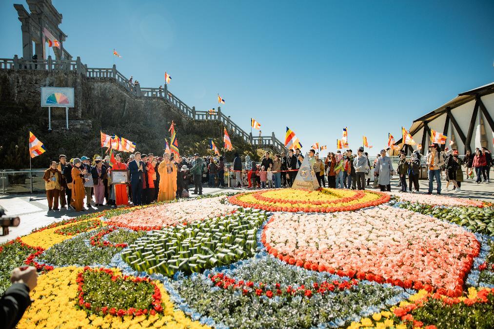 Khong-gian-le-hoi-day-mau-sac-tai-Sun-World-Fansipan-Legend