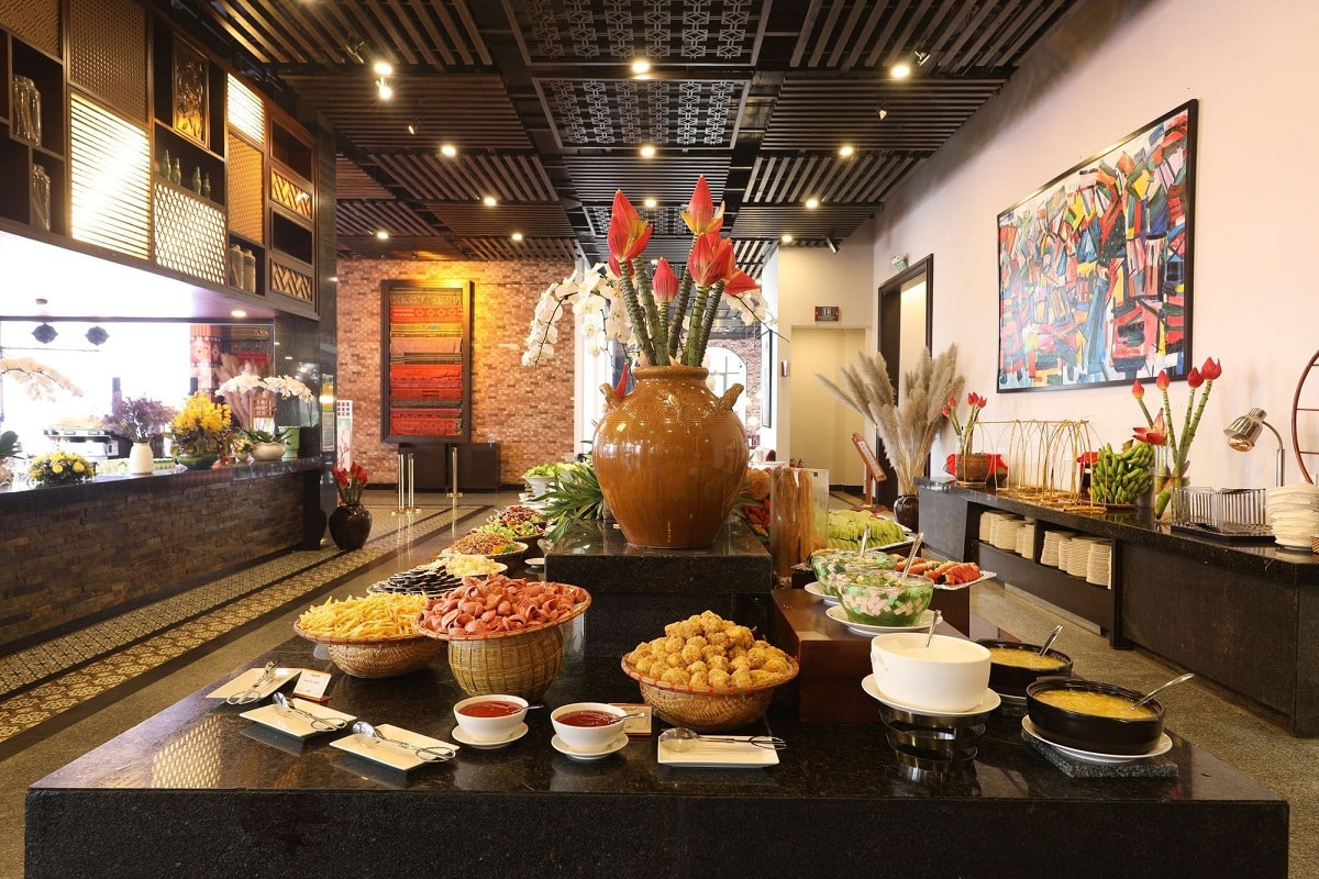 Khong-gian-va-am-thuc-tai-Nha-hang-Van-Sam